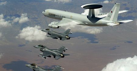 Latający radar NATO tankował nad Pomorzem. "Bardzo rzadka operacja"