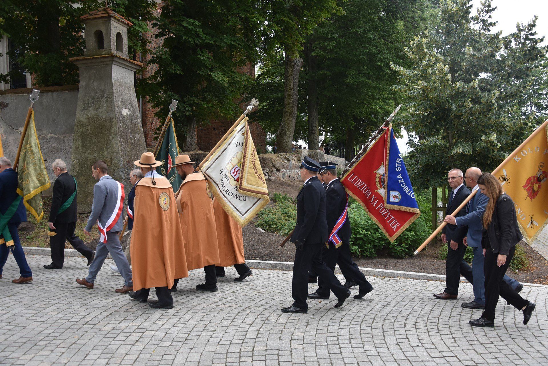 Przemarsz sztandarów ulicami Łekna