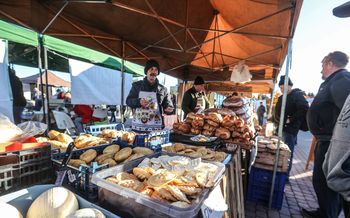 Rzeszów: Słoneczna sobota na Podkarpackim Bazarku. Regionalne smaki i aromatyczne miody