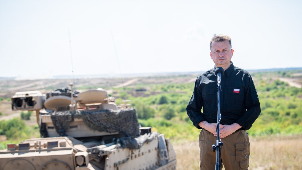 Okręty obrony wybrzeża typu Miecznik wybudują polskie stocznie - zapowiedział szef MON Mariusz Błaszczak (na zdjęciu).