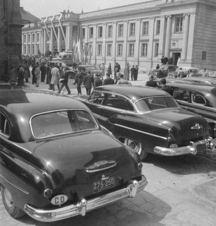 Limuzyny gości zaproszonych na obchody 140-lecia Uniwersytetu Warszawskiego w 1958 roku