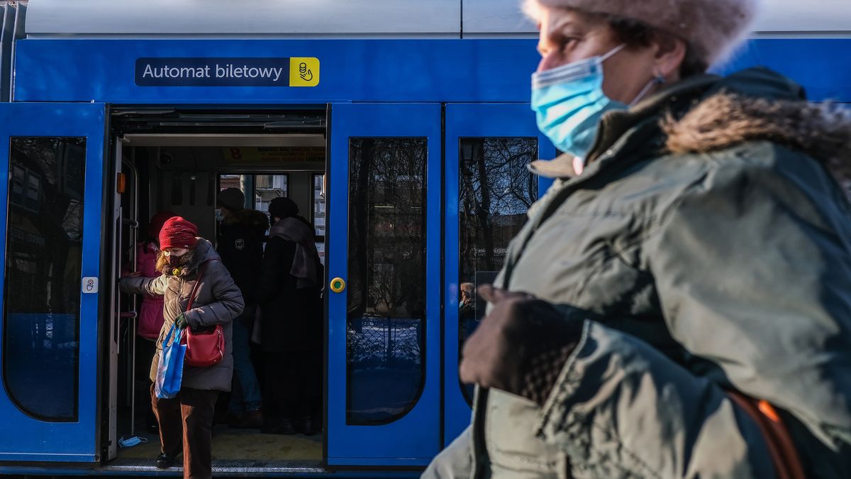 Miała być czterokrotna podwyżka mandatów za łamanie zasad epidemicznych. Partia rządząca podliczyła jednak koszty polityczne. 