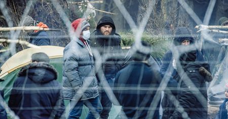 Kryzys na granicy. Migranci opuścili koczowisko w Kuźnicy. "Zabrali ze sobą kłody"