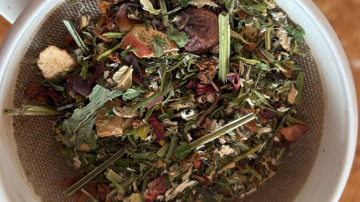 Ziołowa herbata uspokaja i wspomaga zdrowie