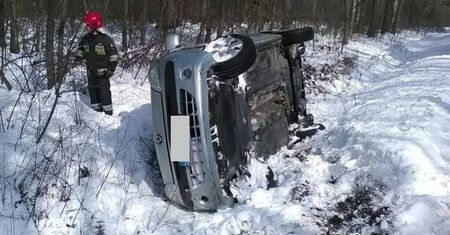 Wpadł w poślizg i wylądował w rowie. Auto zatrzymało się na boku