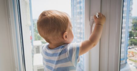 Matka spała w pokoju. Chłopiec wypadł z okna w Kielcach