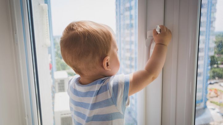 Wypadł z trzeciego piętra. Jego mama w tym czasie spała