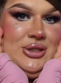 Czy osoby plus size powinny kupić dwa miejsca w samolocie? Influencer zaprzecza
