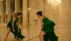 Szalony taniec dziewczyny reklamuje perfumy Kenzo World (wideo)