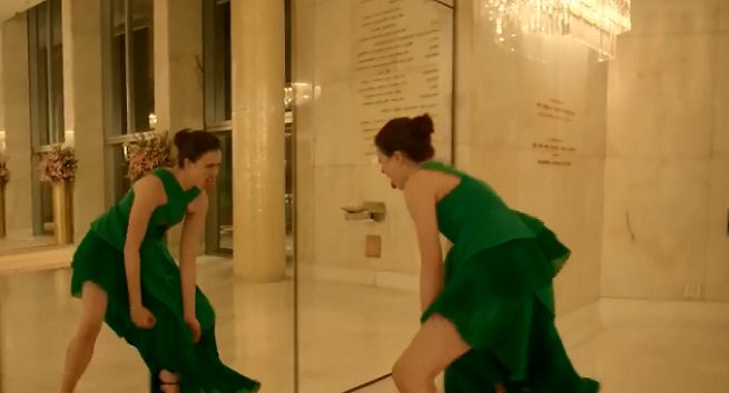 Szalony taniec dziewczyny reklamuje perfumy Kenzo World (wideo)