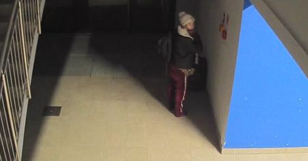Uruchomiła na basenie alarm przeciwpożarowy, po czym uciekła z obiektu. Teraz jest poszukiwana