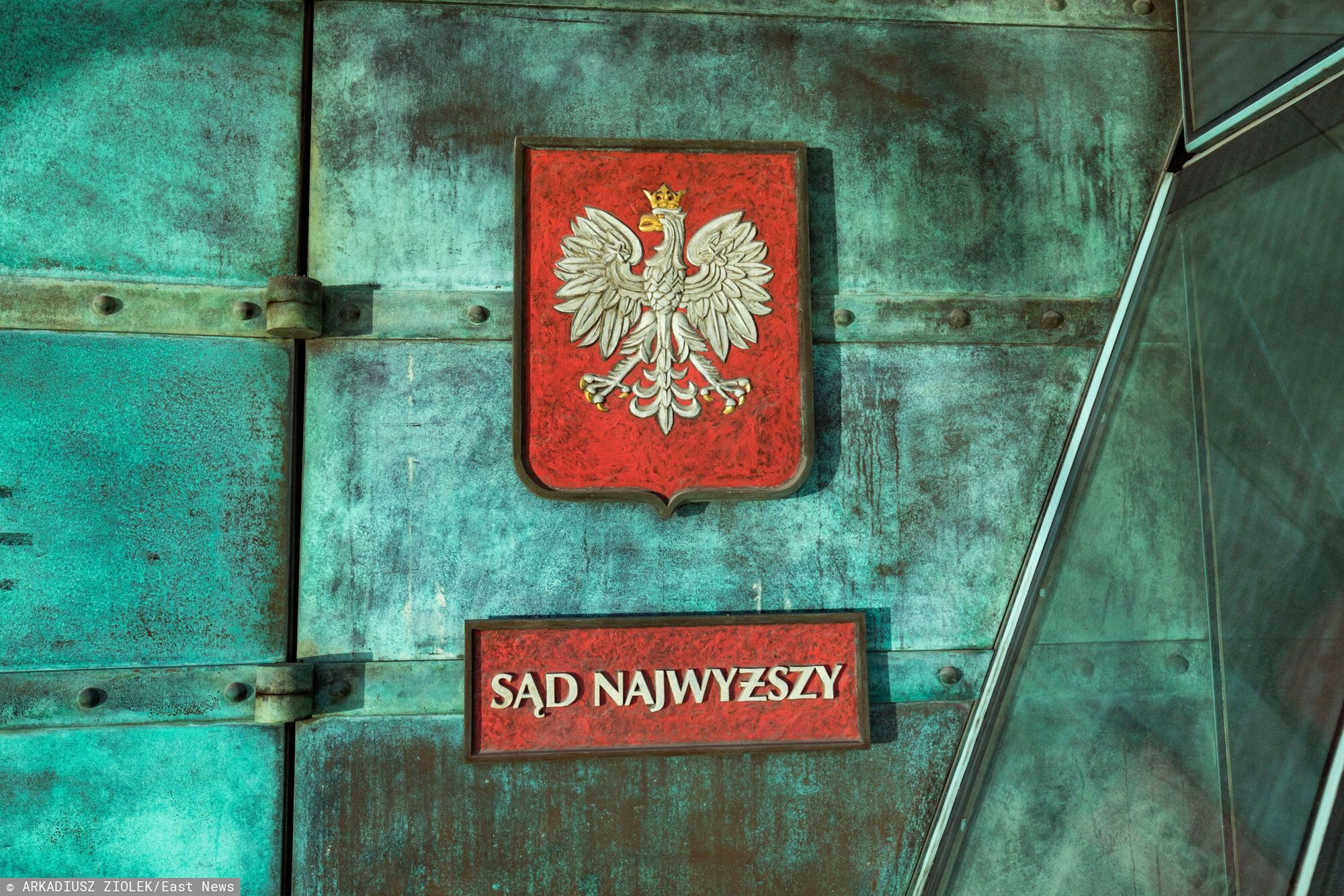 Logo ArZi
Fot. Arkadiusz Ziolek/East News. Warszawa. Napis i godlo przy wejsciu do Sadu Najwyzszego.
ARKADIUSZ ZIOLEK