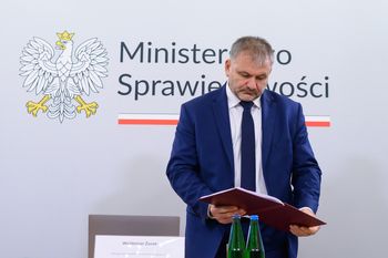 Policja w budynku KRS. Żurek tłumaczy decyzję