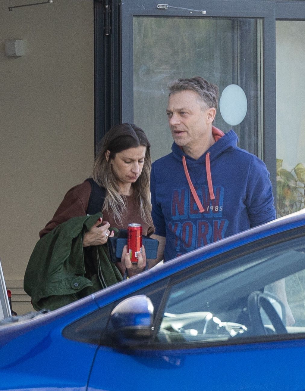 Grzegorz Damięcki i Magdalena Schejbal noszą kartony