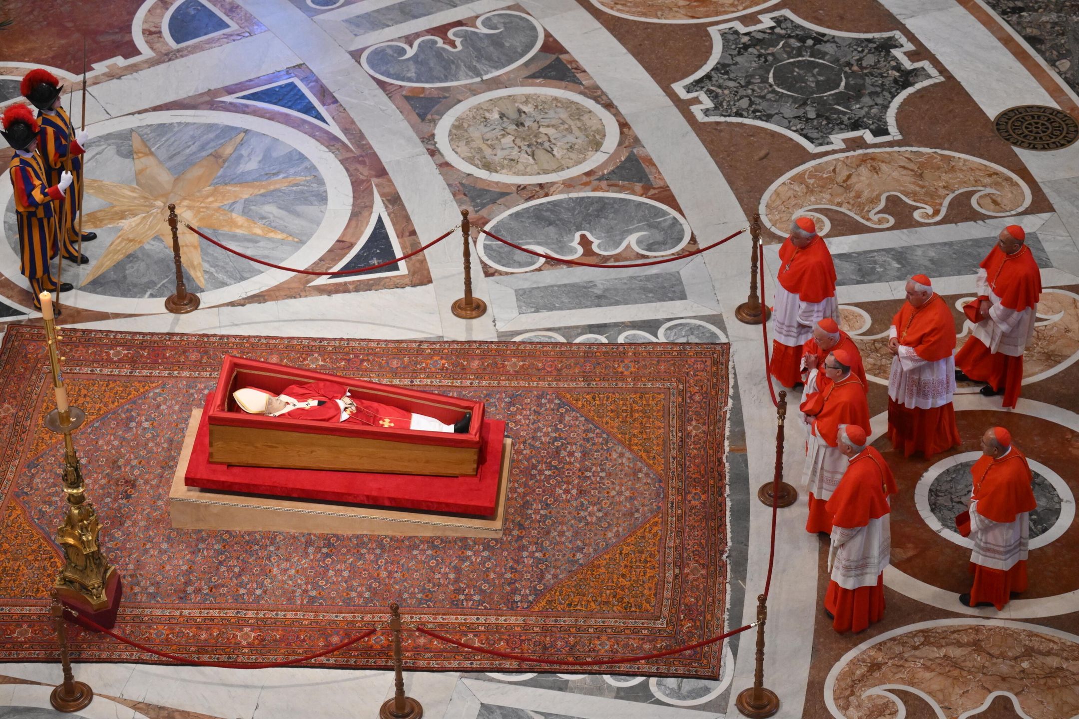 Pope Francis' coffin transferred to St. Peter's Basilica to lie in state ahead of funeral
epa12048394 The body of Pope Francis lies in state at St. Peters Basilica, in Vatican City, 23 April 2025. Faithful and well-wishers will be able to pay their respects to the spiritual leader, who died on 21 April 2025, aged 88, until his funeral on 26 April.  EPA/ALESSANDRO DI MEO / POOL 
Dostawca: PAP/EPA.
ALESSANDRO DI MEO / POOL
Pope Francis, Vatican, lying in state, Swiss guards, Catholic Church, Catholics, Christianity