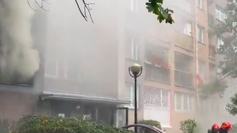 Warszawa. W dziesięciopiętrowym wieżowcu płonie mieszkanie