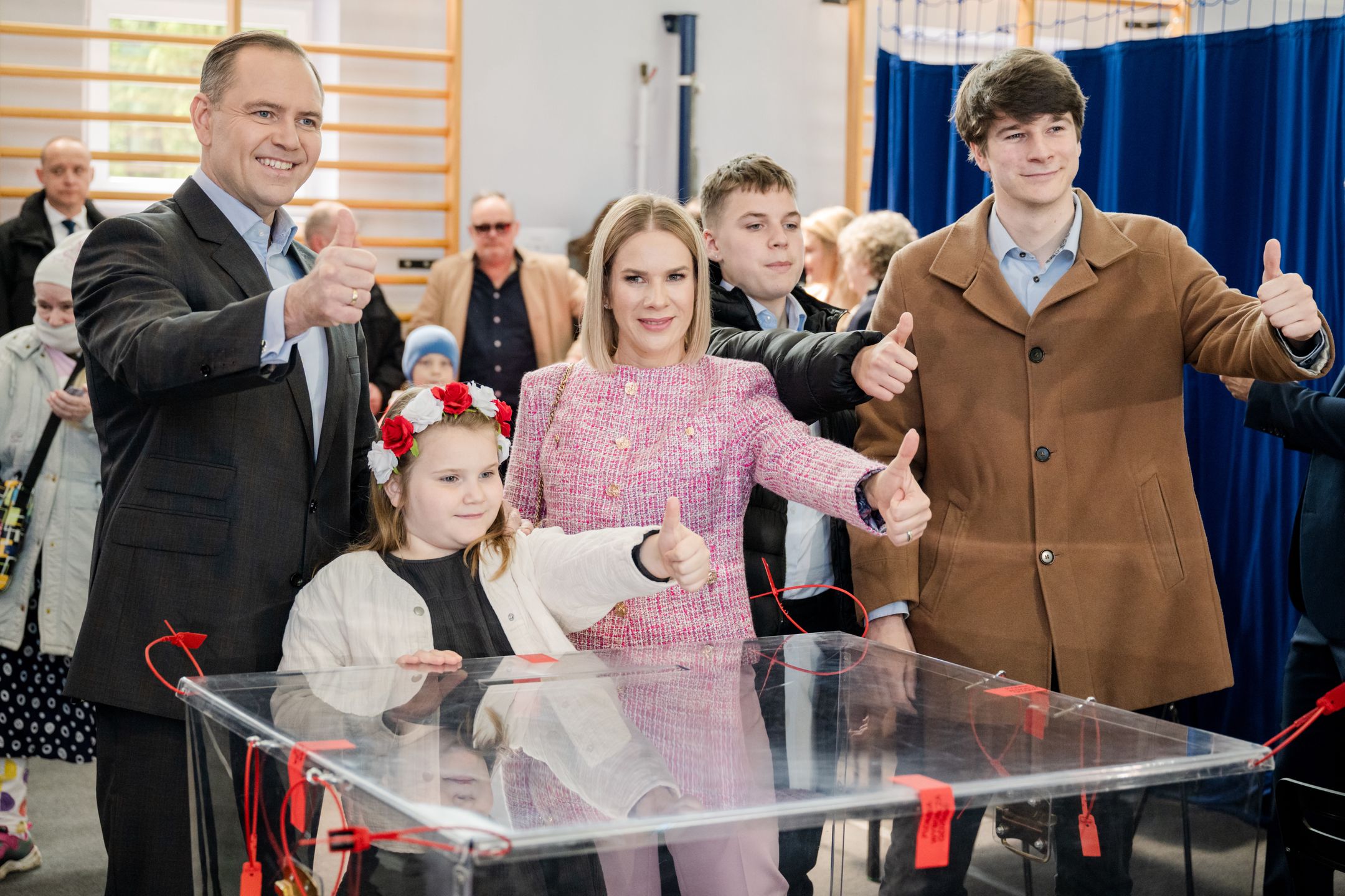 Rodzina Nawrockich podczas oddawania głosów na wyborach