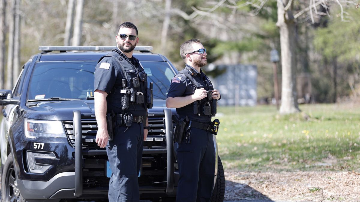 Policjanci zabezpieczający teren podczas zatrzymania Jacka Teixeiry, autora wycieku danych wywiadowczych