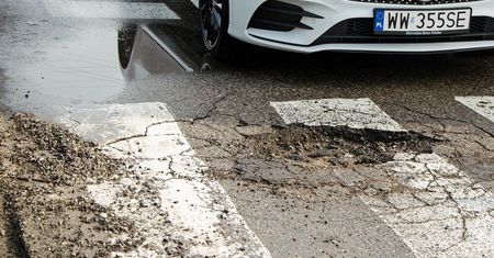 Samochody elektryczne niszczą drogi szybciej niż spalinowe? Tak twierdzą naukowcy