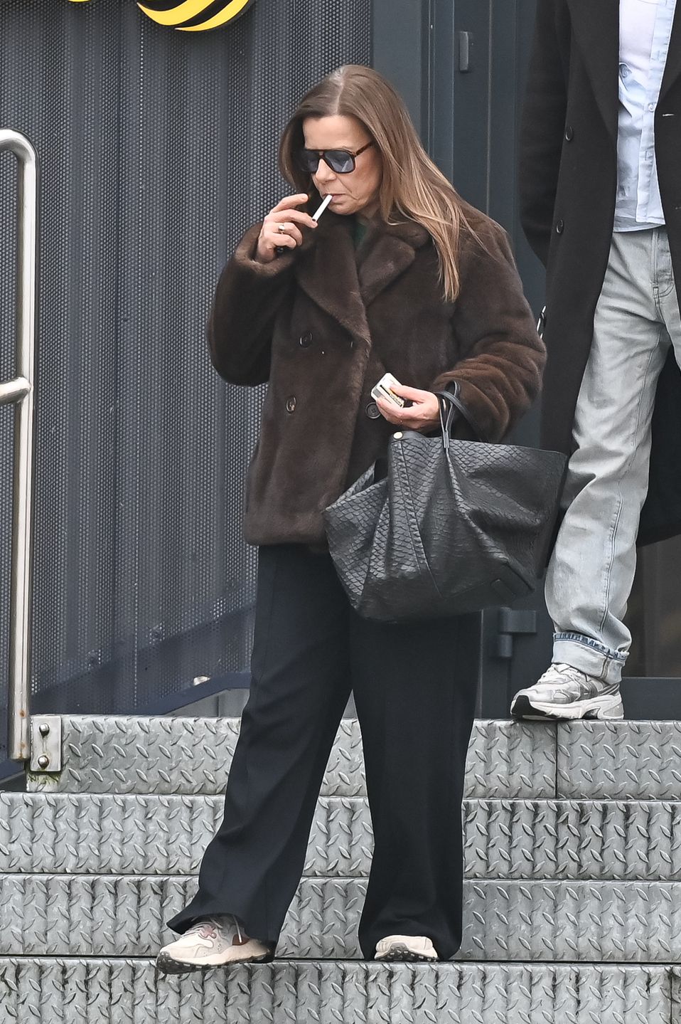 Agata Kulesza z papierosem