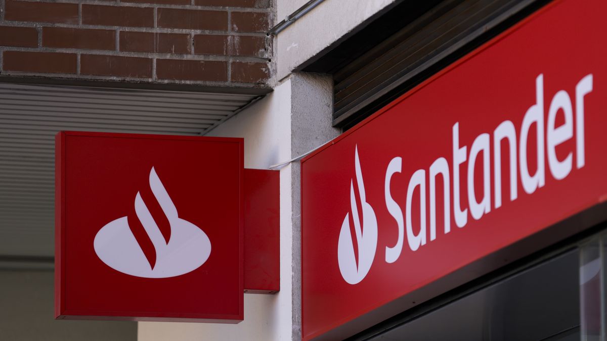 ALCORCON, SPAIN - FEBRUARY 05: A logo of Banco Santander is seen at a bank's branch before a news conference to announce the 2024 results takes place at the bank's headquarters in Boadilla del Monte on February 05, 2025 in Alcorcón, Spain. Banco Santander reported an attributable profit of 12.574 million euros in 2024. (Photo by Pablo Blazquez Dominguez/Getty Images)