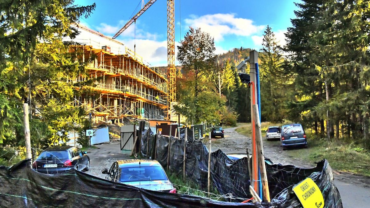 U wylotu Doliny Białego, w otulinie Tatrzańskiego Parku Narodowego, w tym miejscu stal niegdyś pensjonat "Malwa".