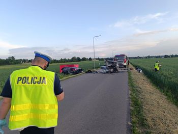 Lublin: Czołowe zderzenie na prostym odcinku, obaj kierowcy nie żyją