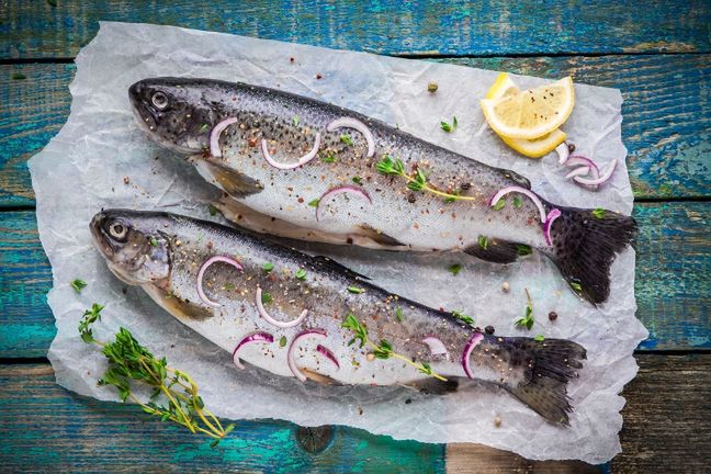 Najwięcej białka znajduje się w mięsie (np. drobiu, chudej wołowinie), rybach, owocach morza, jajkach oraz roślinach strączkowych