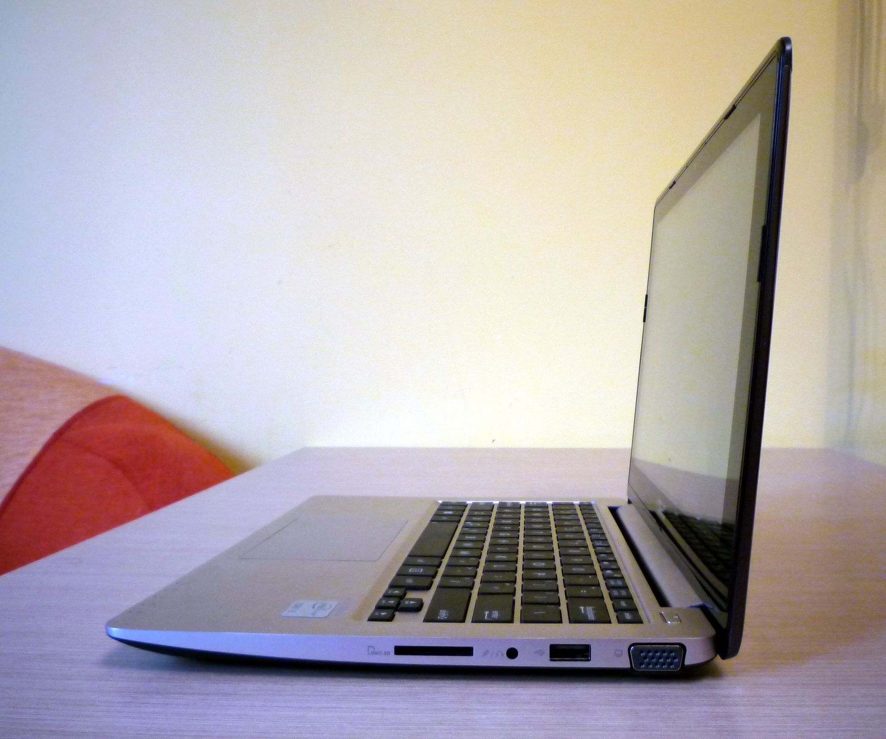 Asus VivoBook X202E – tani, dotykowy maluch z Windows 8 [test] 2