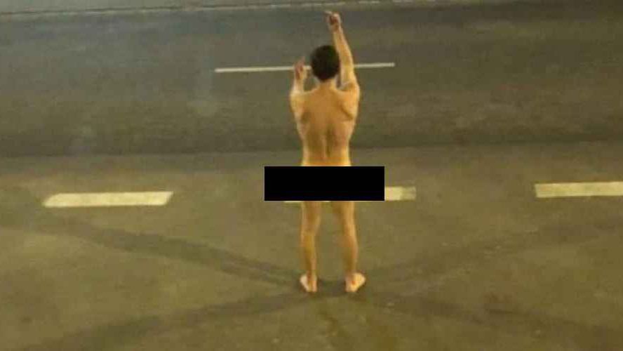 Wrocław. Nagi mężczyzna pod fabryką LG Chem żegna się z pracą 1