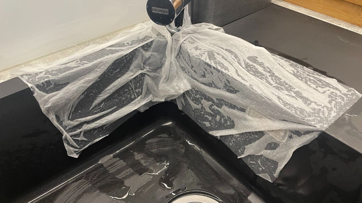 Jak zmyć kamień na czarnym zlewie?