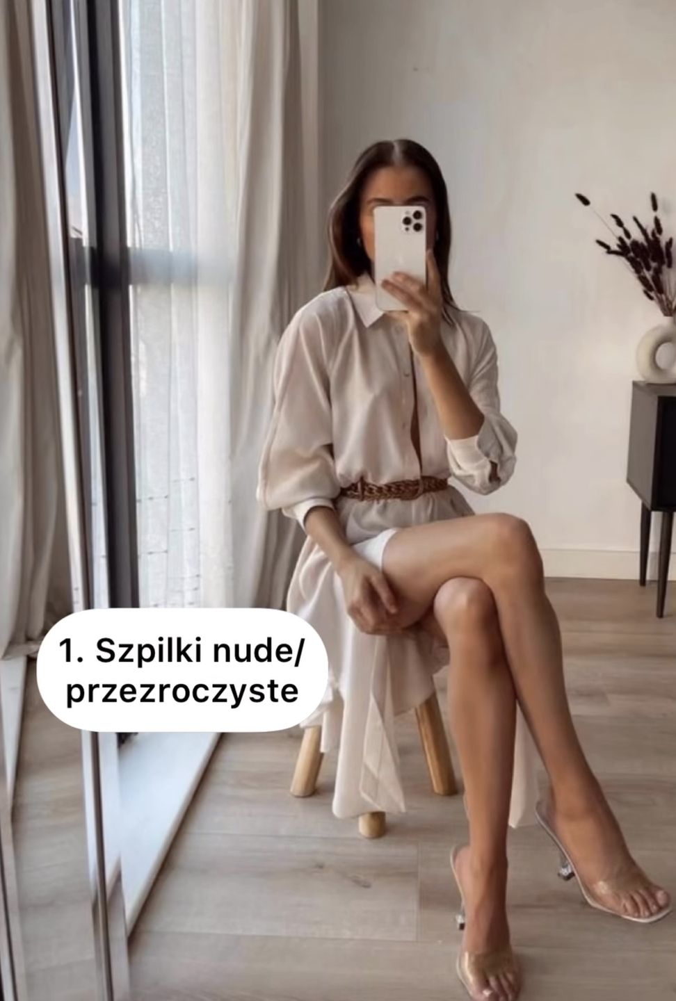 Transparentne i cieliste buty to pewny sposób na wizualne wydłużenie nóg