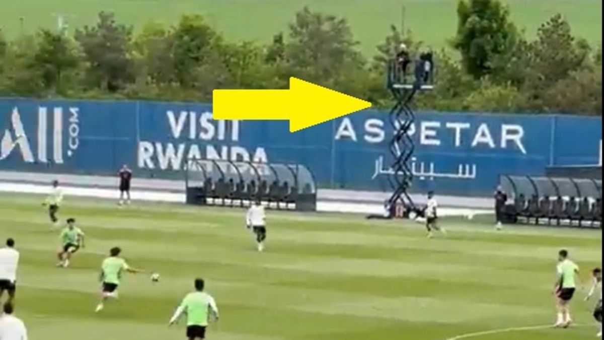 Luis Enrique na podnośniku w czasie treningu Paris Saint-Germain