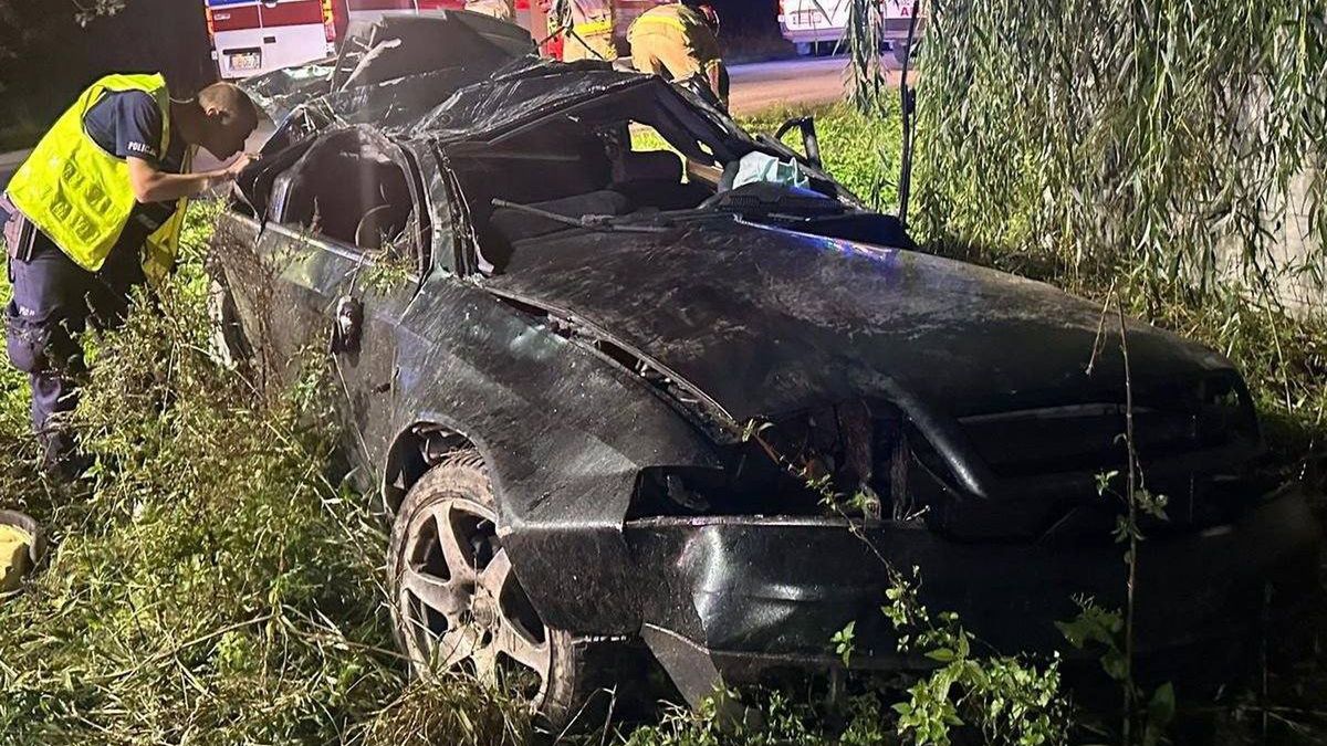 Audi zjechało do rowu na prostej drodze