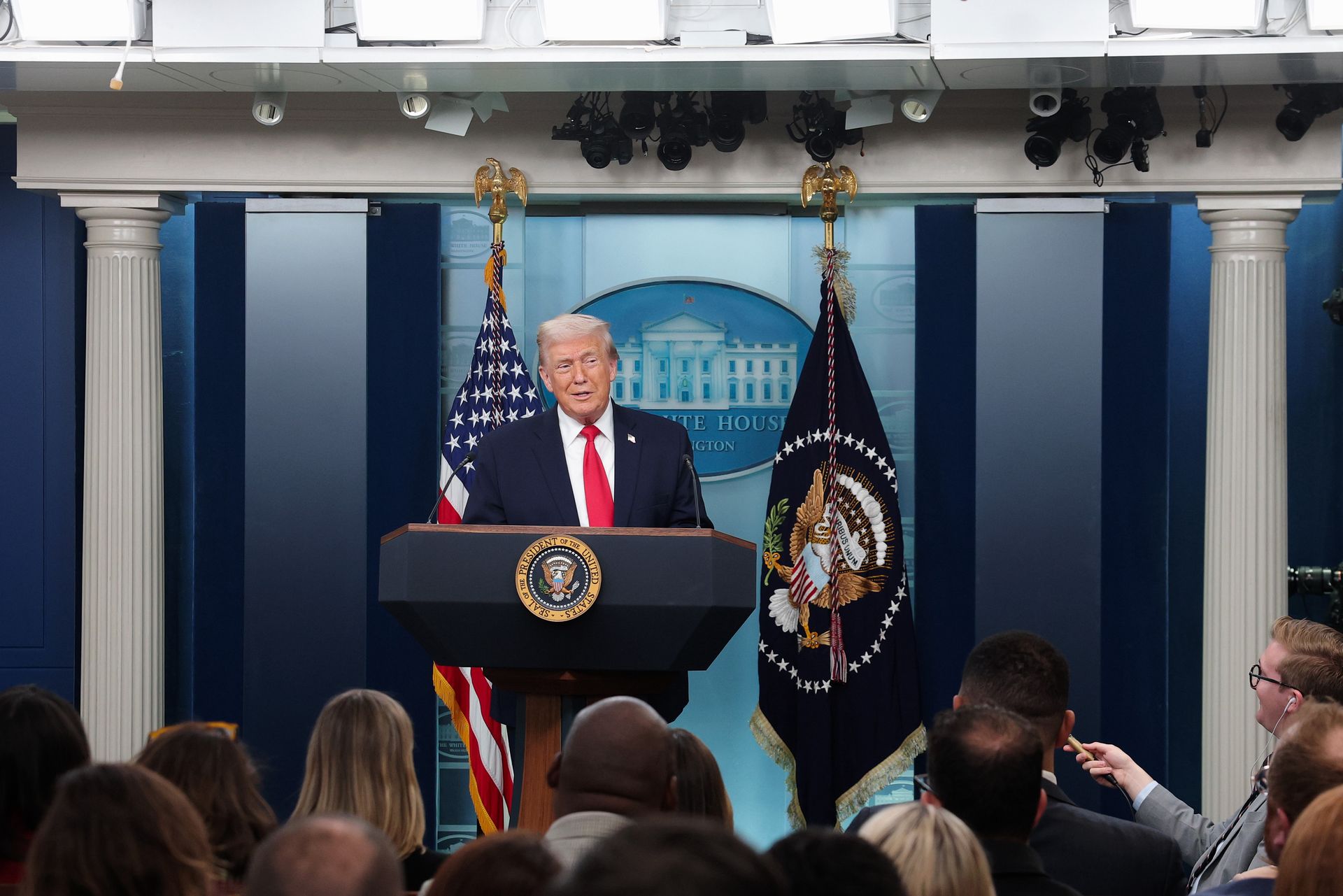 wiadomości,aktualności,WP Wiadomości Trump pokazał prywatne wiadomości od Macrona. Teraz tłumaczy dlaczego