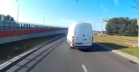 Awantura na środku drogi. Rowerzysta "edukator" nie ma pojęcia o przepisach