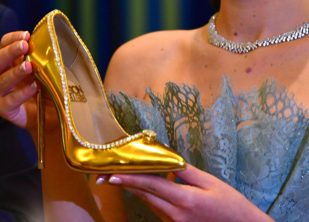 Buty za 17 milion�w dolar�wMaria Majari, designer of Jada Dubai, poses next a pair of shoes worth 17 million US dollars on display at Burj Al Arab during the launch presentation in Dubai on September 25, 2018. - The Passion Diamond Shoes, features hundreds of diamonds, together with two imposing D-flawless diamonds of 15 carats each. (Photo by GIUSEPPE CACACE / AFP)GIUSEPPE CACACE