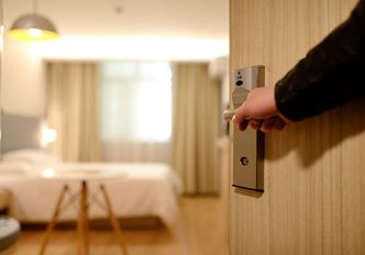 Hotelarze: rząd podjął decyzję, więc musi zabezpieczyć miejsca pracy