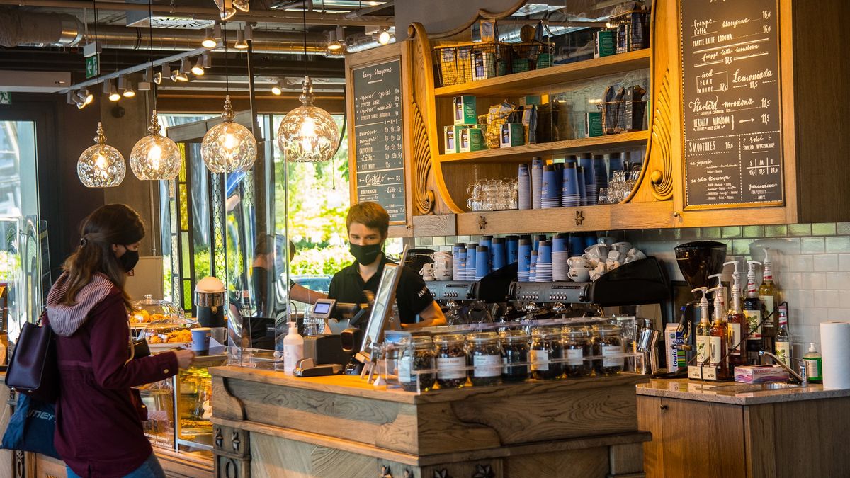 Pracownicy kawiarni Green Caffe Nero byli atakowani przez antyszczepionkowców