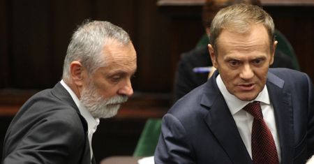 Stan wyjątkowy. Tusk "opiłuje z przywilejów" tych, którzy poprą PiS
