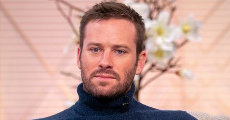 Armie Hammer wyszedł z ośrodka rehabilitacyjnego po oskarżeniach o GWAŁT I KANIBALIZM! Przeszła mu już ochota na grillowane ludzkie żebra?