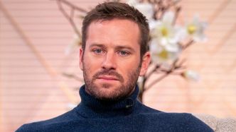 Armie Hammer wyszedł z ośrodka rehabilitacyjnego po oskarżeniach o GWAŁT I KANIBALIZM! Przeszła mu już ochota na grillowane ludzkie żebra?