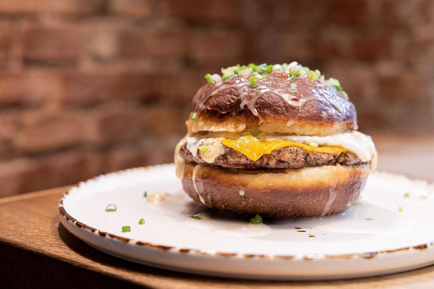 Klasyczny burger w pączku