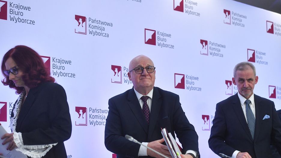 Warszawa, 07.04.2024. Wybory samorządowe 2024. Przewodniczący Państwowej Komisji Wyborczej sędzia Sylwester Marciniak (C), sekretarz Państwowej Komisji Wyborczej, szefowa Krajowego Biura Wyborczego Magdalena Pietrzak (L) i zastępca przewodniczącego PKW Wojciech Sych (P) podczas konferencji prasowej w siedzibie KPRP w Warszawie, 7 bm. Zakończyły się wybory samorządowe. (ad) PAP/Piotr Nowak