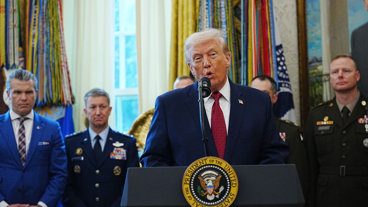 Trump presents new Mexican Border Defense Medal at White House ceremony
epa12594973 US President Donald Trump (C) speaks about his border policies as he makes a statement before a Mexican Border Defense Medal (MBDM) presentation in the Oval office of the White House, in Washington, DC, USA, 15 December 2025. The MBDM medal was established by a memorandum from the Department of Defense in August 2025, to be awarded to service members for their deployment and work on the southern border.  EPA/BONNIE CASH / POOL 
Dostawca: PAP/EPA.
BONNIE CASH / POOL
DC, Government, Politics, trade, business, security, White House ceremony, Medal, Mexican Border, Service Members
