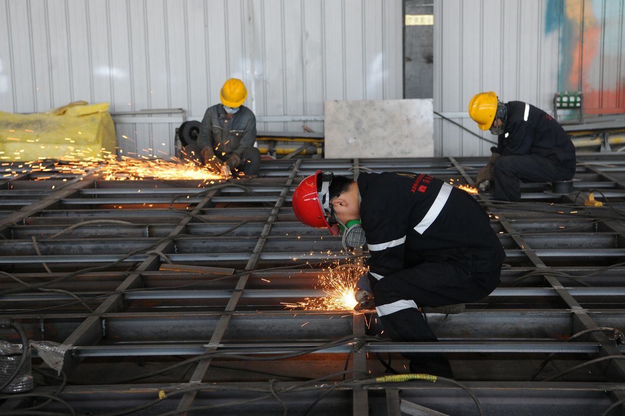 Wynagrodzenia w Polsce rosną powyżej oczekiwań. Firmy już reagują