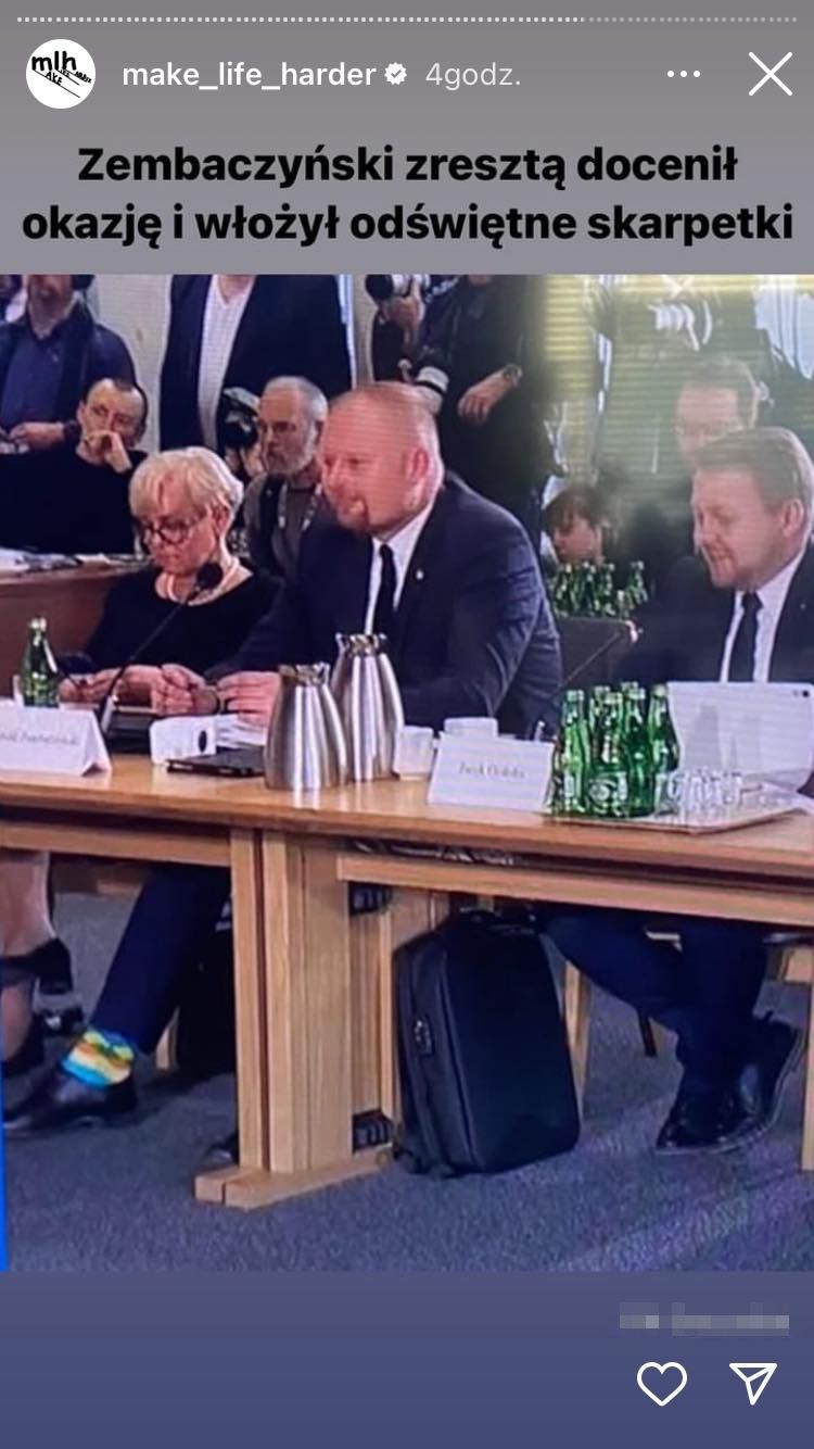 Witold Zembaczyński założył kolorowe skarpetki na przesłuchanie Jarosława Kaczyńskiego 