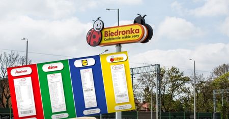 Biedronka idzie na całość. Pokazuje paragony. Mocne uderzenie w konkurencję