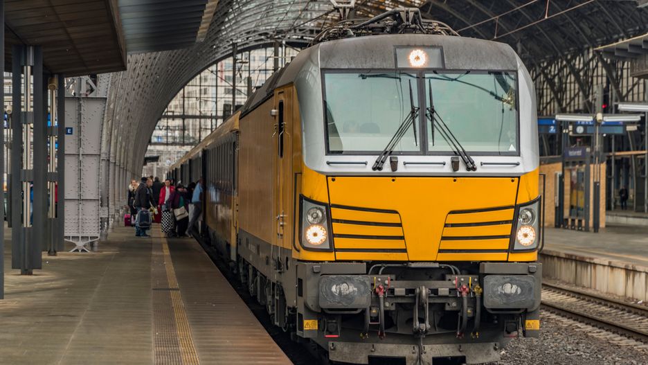 Pociąg RegioJet na dworcu w Pradze 