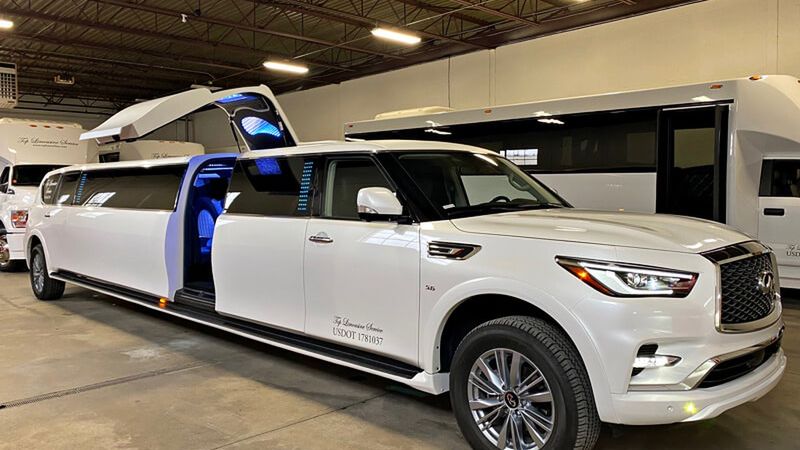 Podczas komunii św. przed poznańskim kościołem pojawiła się luksusowa limuzyna